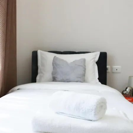 Lindi's 8/4 * تيرانا