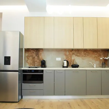 Lindi's 8/4 تيرانا