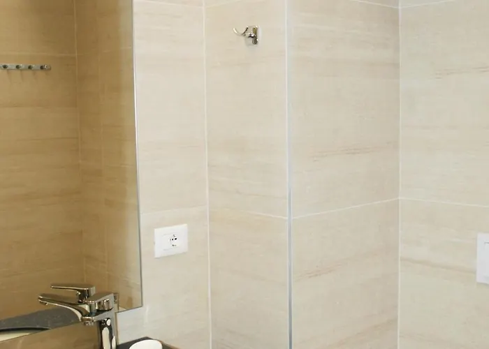 Lindi's 8/4 * Tirana