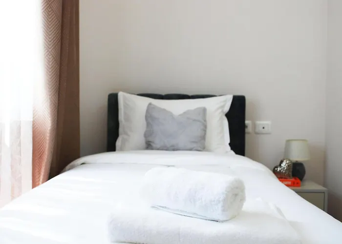 Lindi's 8/4 * تيرانا